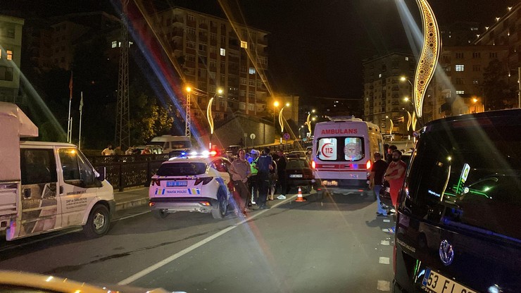 rizede-yol-kenarinda-park-halindeki-kamyonete-carpan-otomobilin-surucusu-m-g-yaralandi-5.jpg