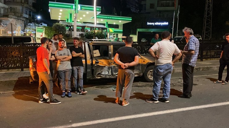 rizede-yol-kenarinda-park-halindeki-kamyonete-carpan-otomobilin-surucusu-m-g-yaralandi-6.jpg