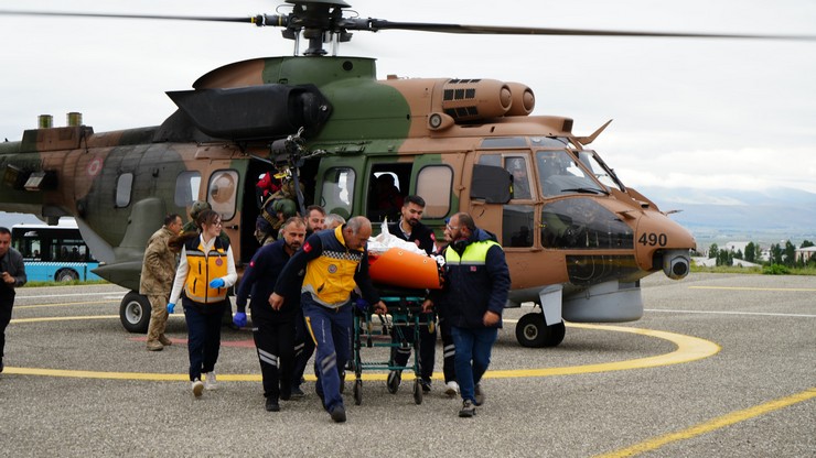 erzurum-bayburt-ve-rize-sinirinda-dusen-ucaktan-yarali-olarak-kurtulan-kadin-yolcu-helikopter-ile-erzurum-sehir-hastanesine-getirildi-1.jpg