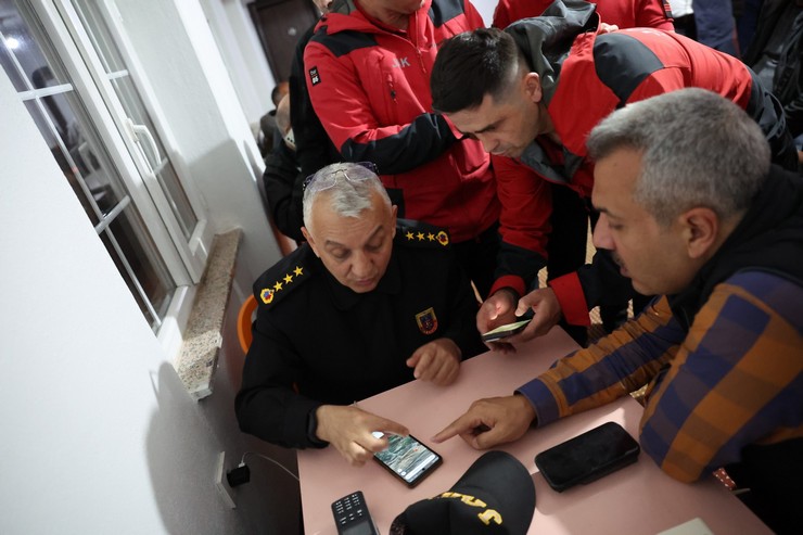 rize-valisi-ihsan-selim-baydas-bayburt-rize-erzurum-sinir-hattinda-ozel-bir-jet-ucaginin-kayboldugu-yonundeki-ihbar-uzerine-baslatilan-arama-kurtarma-calismalarini.jpg