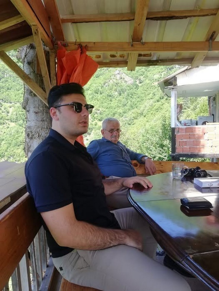 istanbuldan-artvine-izinli-olarak-gelen-polis-memuru-sercan-yerebakan-27-kafkasor-yaylasinda-kurdugu-cadirda-olu-bulundu-yerebakanin-yaktigi-atesten-cikan-dumand.jpg