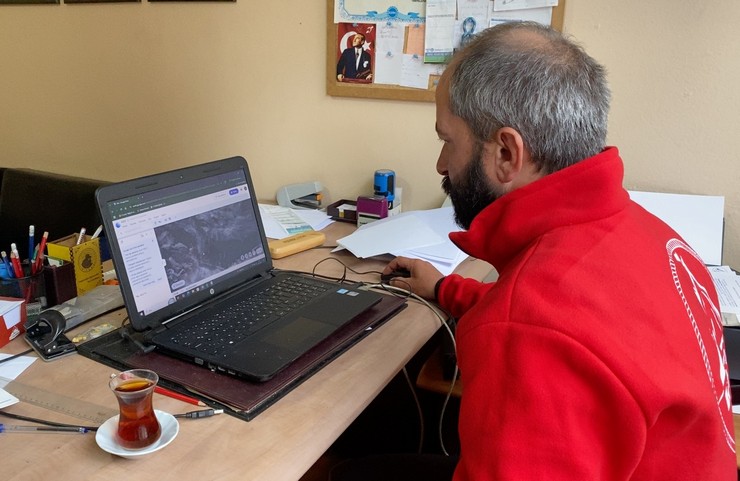 kackar-daglarinda-dusen-tek-motorlu-ucagi-arama-calismalarina-katilan-ve-yaya-olarak-jak-ekipleriyle-birlikte-kaza-noktasina-ulasan-16-kisilik-ekipteki-dagci-ali-yilmaz-8.jpg