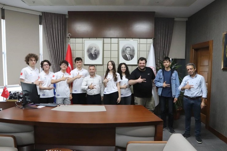 teknofestin-yukselen-yildizi-temren-roket-takimindan-il-muduru-ozturke-ziyaret-1.jpg