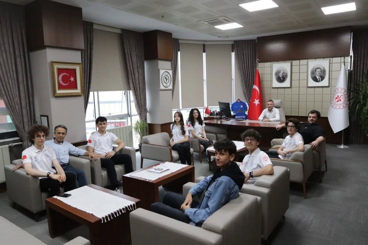 teknofestin-yukselen-yildizi-temren-roket-takimindan-il-muduru-ozturke-ziyaret-2.jpg