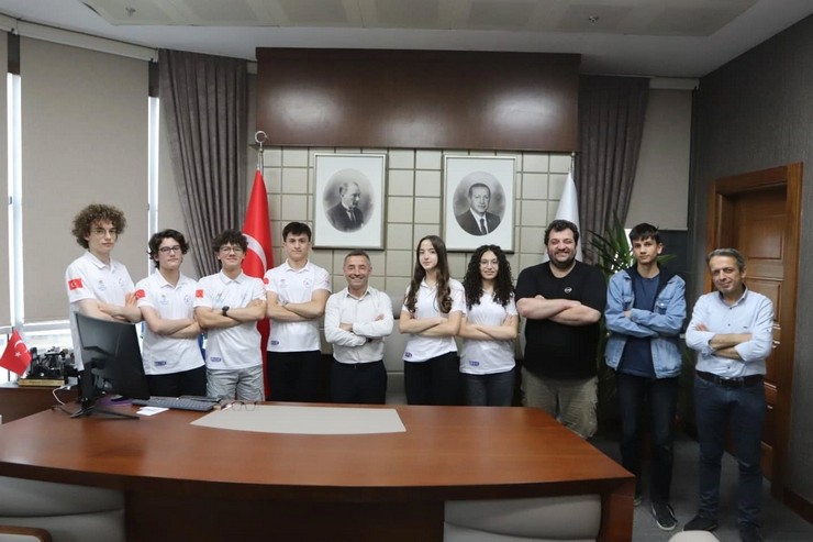 teknofestin-yukselen-yildizi-temren-roket-takimindan-il-muduru-ozturke-ziyaret-3.jpg