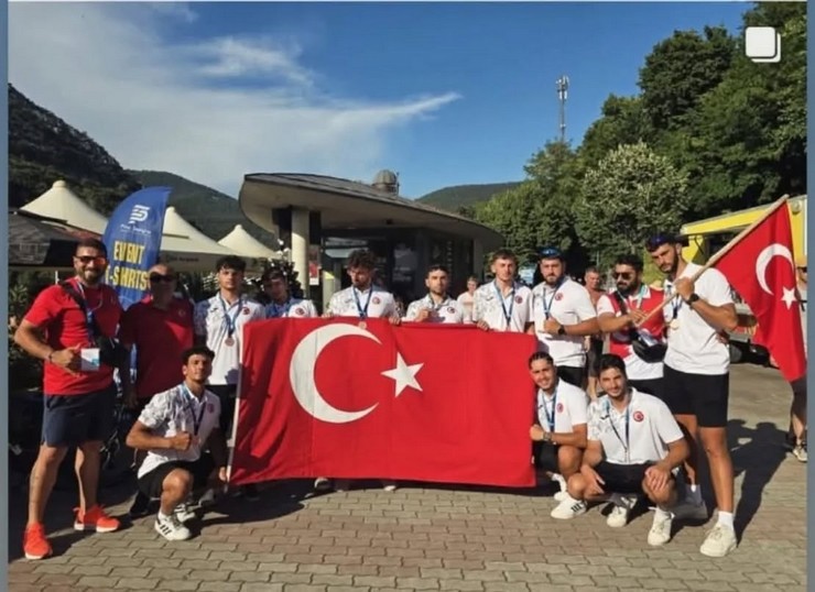 cogunlugu-rizeli-sporculardan-olusan-u23-rafting-milli-takimi-slovenyada-duzenlenen-2025-gencler-ve-u23-rafting-milli-takimi-rx-kategorisinde-dunya-sampiyonu-oldu-1.jpg