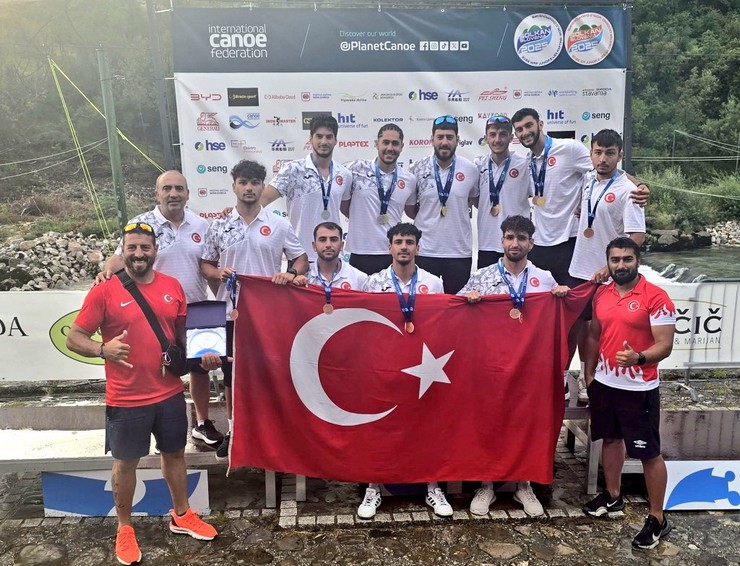 cogunlugu-rizeli-sporculardan-olusan-u23-rafting-milli-takimi-slovenyada-duzenlenen-2025-gencler-ve-u23-rafting-milli-takimi-rx-kategorisinde-dunya-sampiyonu-oldu-3.jpg
