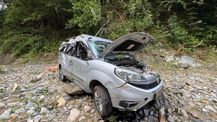 rizenin-pazar-ilcesinde-dere-yatagina-devrilen-hafif-ticari-aracin-surucusu-yaralandi-2.jpg