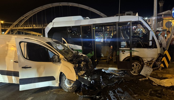 rizede-minibus-ile-hafif-ticari-aracin-carpistigi-kazada-10-kisi-yaralandi-3.jpg