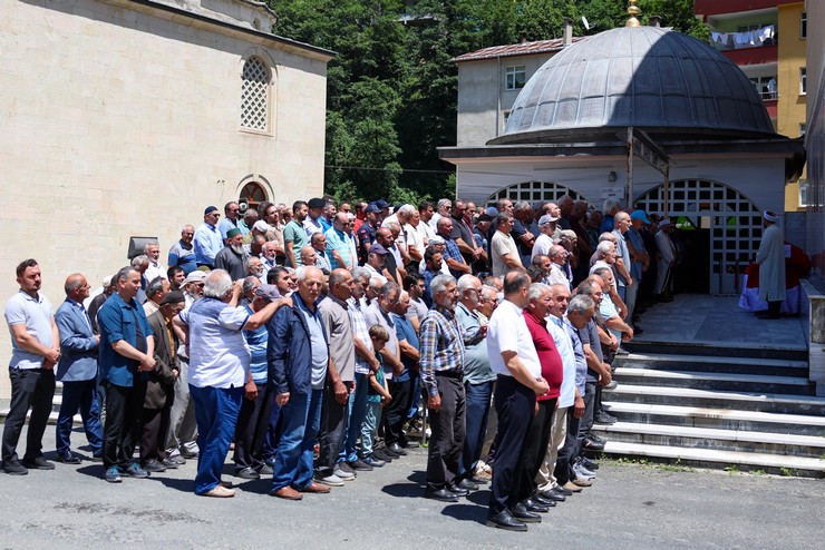 kibris-gazisi-osman-kacaran-memleketi-rizenin-ikizdere-ilcesinde-son-yolculuguna-ugurlandi-2.jpg