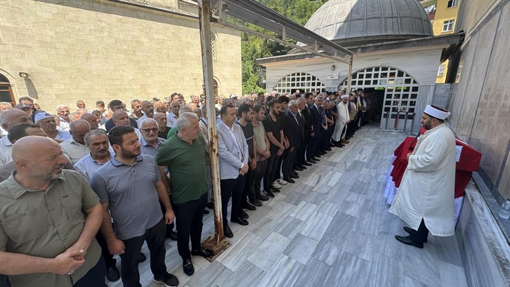 kibris-gazisi-osman-kacaran-rizede-son-yolculuguna-ugurlandi-3.jpg