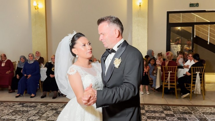 rizeden-tatil-icin-gittigi-endonezyada-tanistigi-kadina-espriyle-benimle-evlenir-misin-diyen-vatandas-ulkesine-hayatinin-aski-ile-dondu-5.jpg
