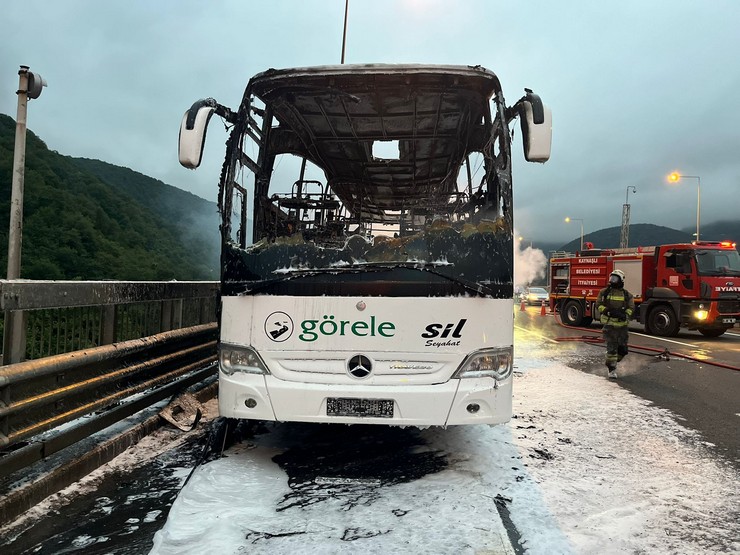 giresun-yolcu-otobusunde-yangin-istanbul-istikameti-ulasima-kapandi-8.jpg