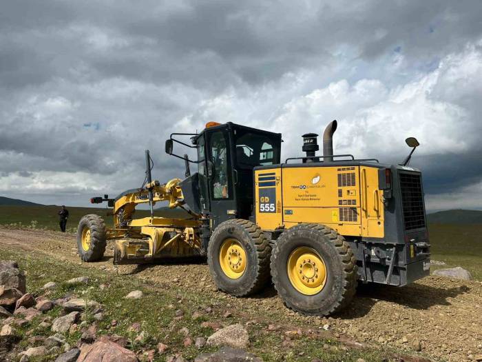 Kars’ta Köy Yollarının Yapımı Devam Ediyor