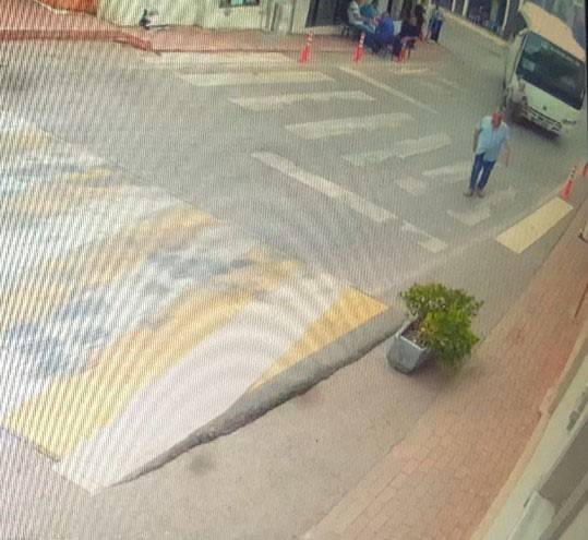 Minibüsün Altında Kalan Yaşlı Adam Ağır Yaralandı