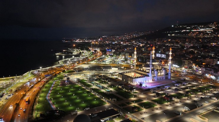 trabzonda-2019-yilinda-temeli-atilan-dogu-karadenizin-en-buyuk-camisi-hanife-hatun-camii-ve-kulliyesi-duzenlenen-torenle-ibadete-acildi-1.jpg