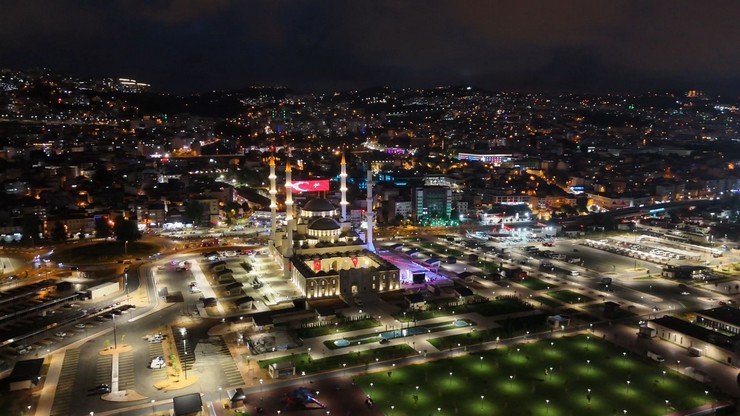 trabzonda-2019-yilinda-temeli-atilan-dogu-karadenizin-en-buyuk-camisi-hanife-hatun-camii-ve-kulliyesi-duzenlenen-torenle-ibadete-acildi-2.jpg