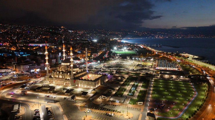 trabzonda-2019-yilinda-temeli-atilan-dogu-karadenizin-en-buyuk-camisi-hanife-hatun-camii-ve-kulliyesi-duzenlenen-torenle-ibadete-acildi-3.jpg