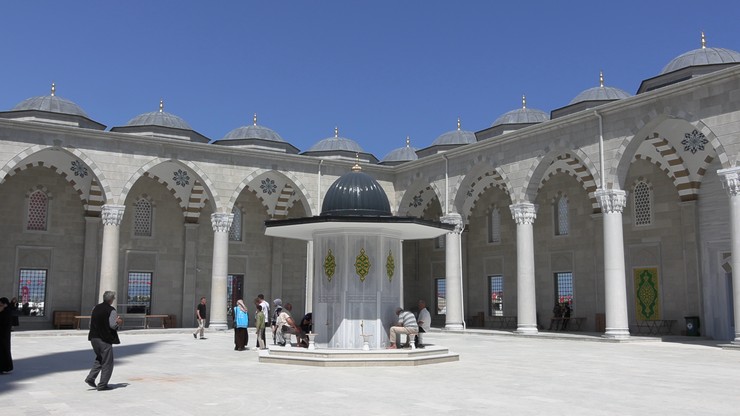 trabzonda-2019-yilinda-temeli-atilan-dogu-karadenizin-en-buyuk-camisi-hanife-hatun-camii-ve-kulliyesi-duzenlenen-torenle-ibadete-acildi-4.jpg