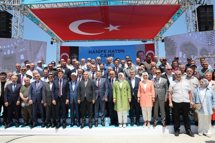 trabzonda-2019-yilinda-temeli-atilan-dogu-karadenizin-en-buyuk-camisi-hanife-hatun-camii-ve-kulliyesi-duzenlenen-torenle-ibadete-acildi-6.jpg