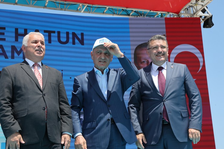 trabzonda-2019-yilinda-temeli-atilan-dogu-karadenizin-en-buyuk-camisi-hanife-hatun-camii-ve-kulliyesi-duzenlenen-torenle-ibadete-acildi-7.jpg