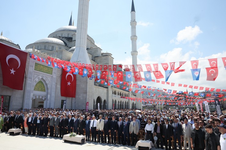 trabzonda-2019-yilinda-temeli-atilan-dogu-karadenizin-en-buyuk-camisi-hanife-hatun-camii-ve-kulliyesi-duzenlenen-torenle-ibadete-acildi-8.jpg