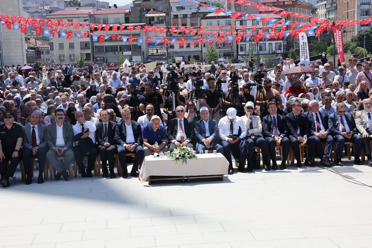 trabzonda-2019-yilinda-temeli-atilan-dogu-karadenizin-en-buyuk-camisi-hanife-hatun-camii-ve-kulliyesi-duzenlenen-torenle-ibadete-acildi-9.jpg