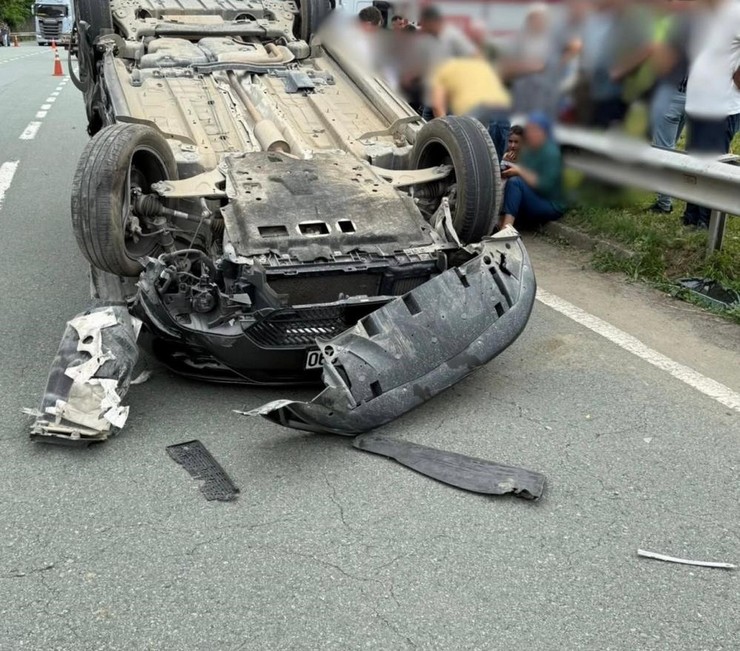 rizenin-findikli-ilcesinde-iki-otomobilin-carpistigi-kazada-1-kisi-hayatini-kaybederken-8-kisi-yaralandi-3.jpg