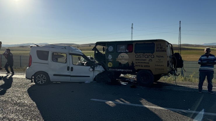 bayburtta-hafif-ticari-arac-ile-minibusun-carpismasi-sonucu-anne-ve-3-yasindaki-oglu-oldu-6-kisi-yaralandi-3.jpg