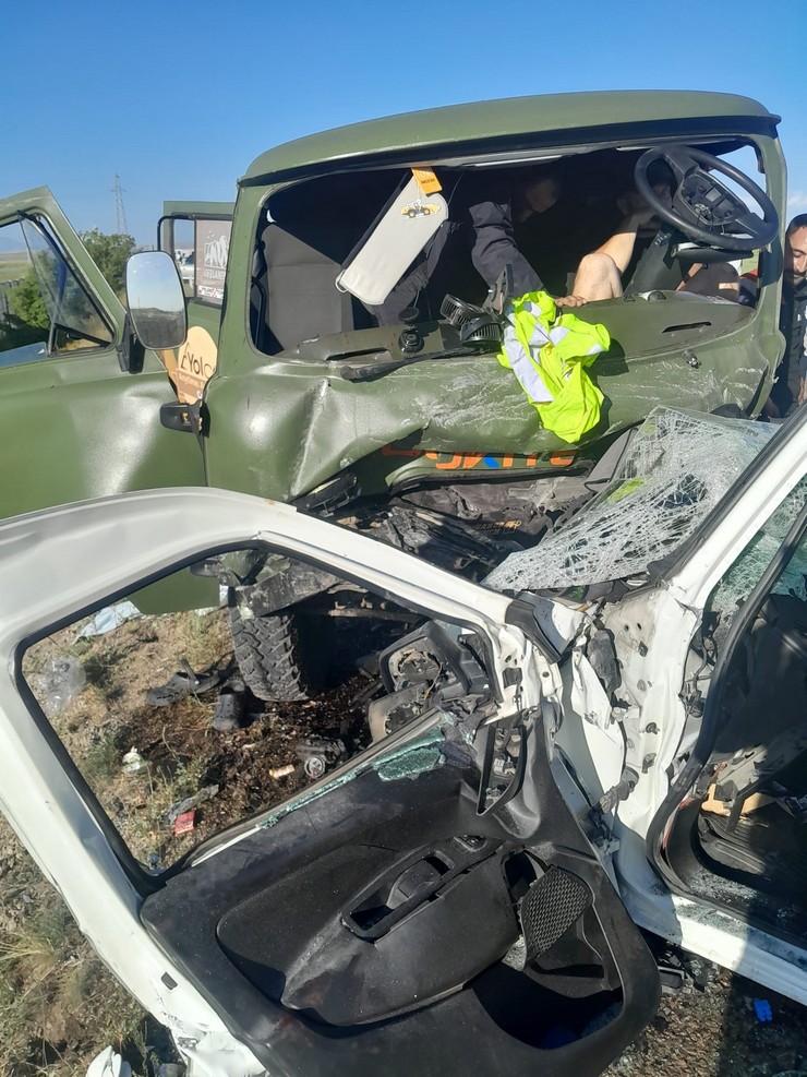 bayburtta-trafik-kazasi-2-olu-6-yarali-1.jpg