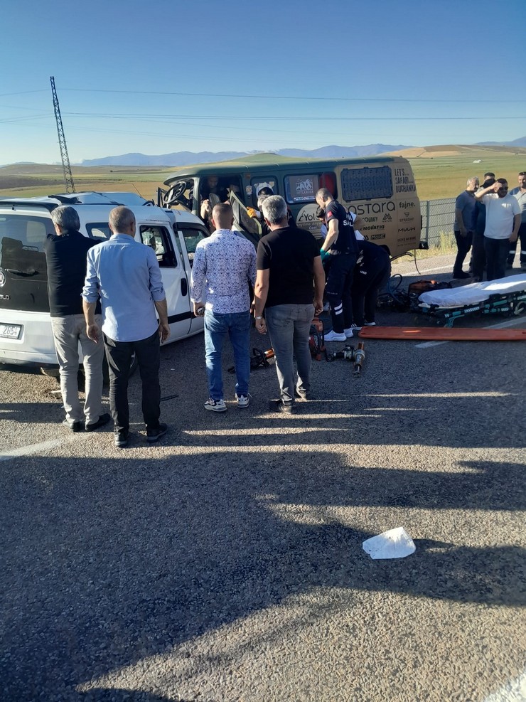 bayburtta-trafik-kazasi-2-olu-6-yarali-3.jpg