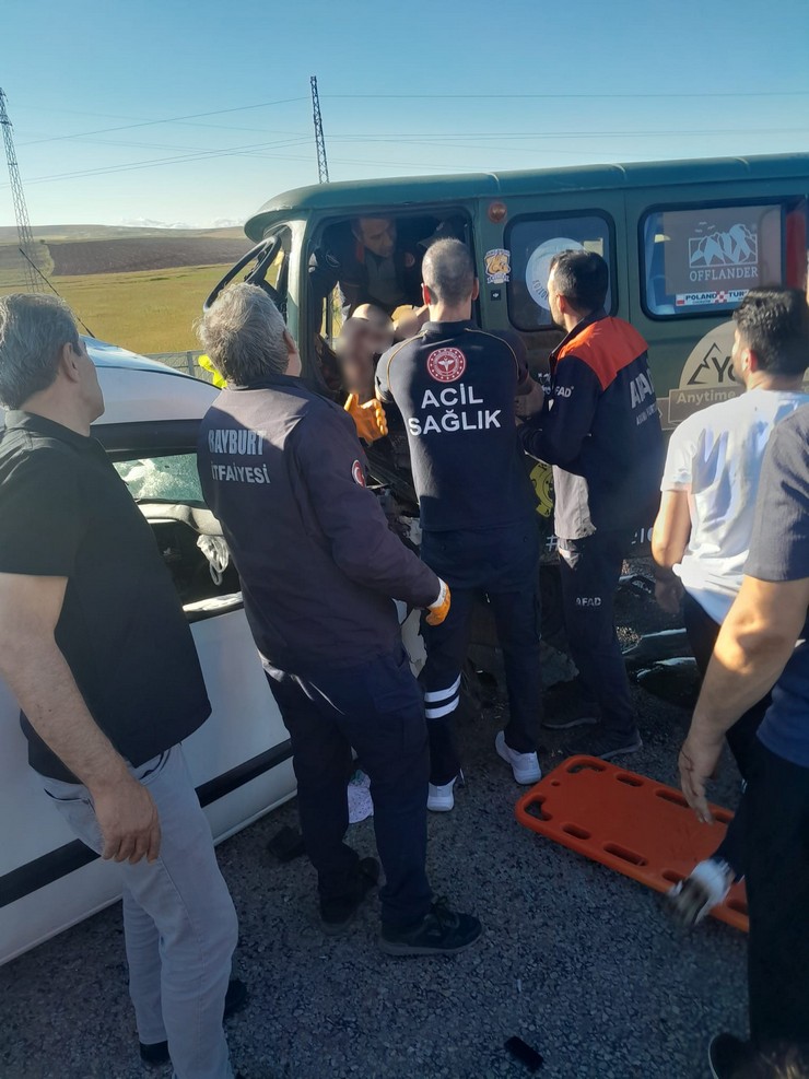 bayburtta-trafik-kazasi-2-olu-6-yarali-4.jpg