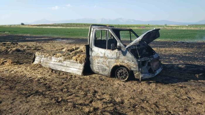 Sahibinden Habersiz Alınan Saman Balyaları Kamyonet İle Birlikte Yandı