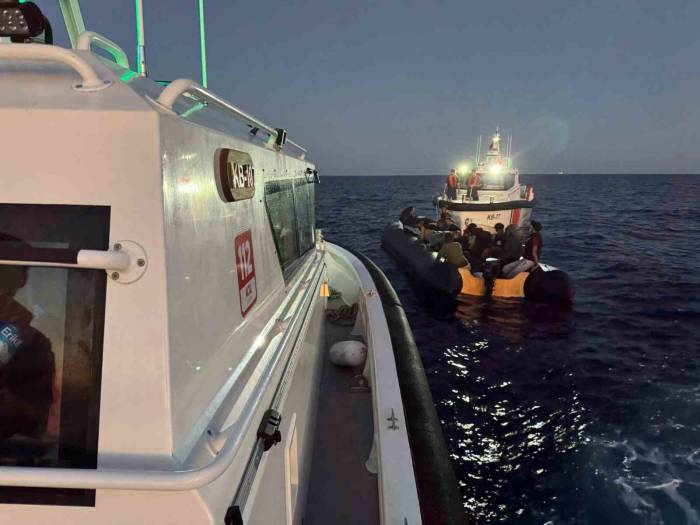 İzmir Açıklarında 89 Göçmen Yakalandı