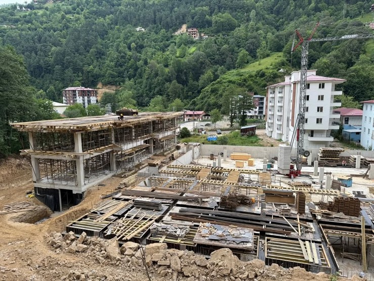 İkizdere'nin Yeni Futbol Sahası ve Hizmet Binası Yükseliyor