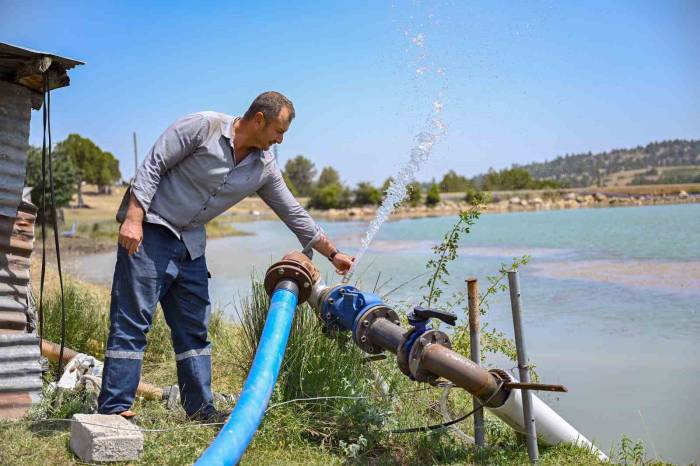 Mersin Büyükşehir Belediyesinden Çiftçiye Sulama Borusu Desteği