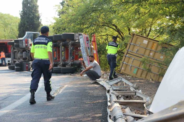 Anadolu Otoyolu’nda Tır Devrildi: Sürücü Kazayı Yara Almadan Atlattı