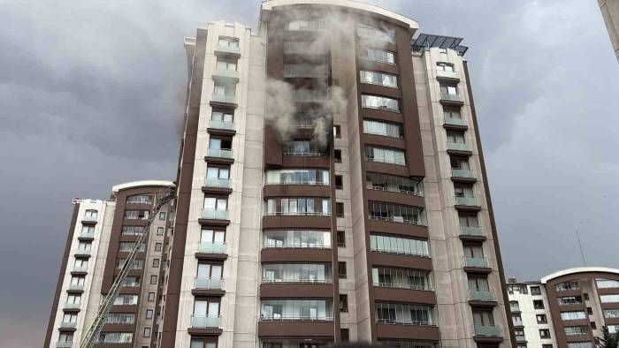 Ankara’da 14 Katlı Binada Çıkan Yangında Mahsur Kalan 2 Kişi Kurtarıldı