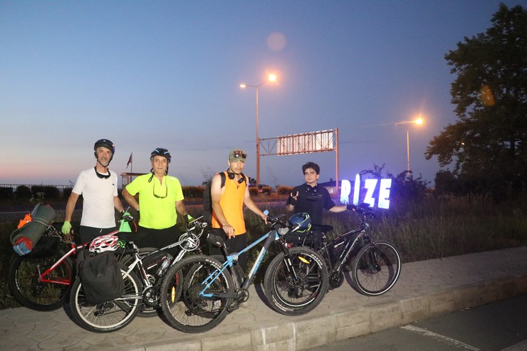 rizeli-grup-15-temmuza-ithafen-ankaradan-rizeye-pedal-cevirdi-1.jpg