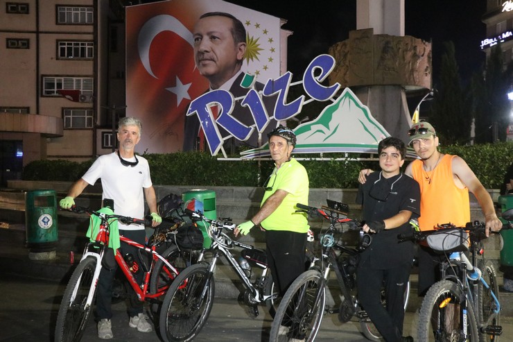 rizeli-grup-15-temmuza-ithafen-ankaradan-rizeye-pedal-cevirdi-4.jpg