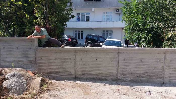 "Tapulu Arsam" Diyen Vatandaşın Beton Duvarla Kapattığı Yol İş Makinesiyle Açıldı