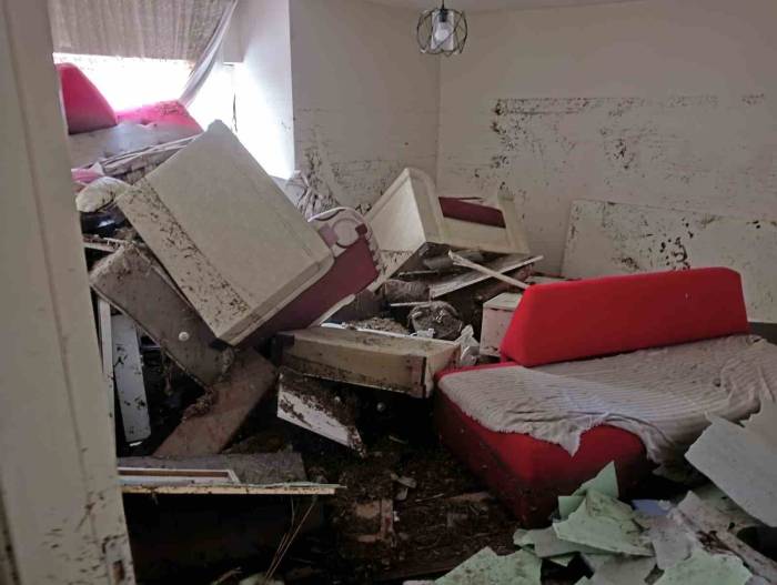 Ankara’da Yağış Sonrası Su Dolan Dairenin Duvarı Yıkılarak Kullanılmaz Hale Geldi