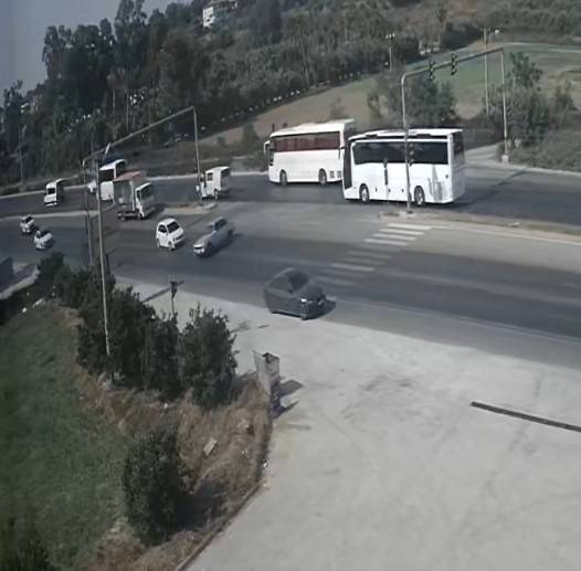 Manavgat’ta Otomobilin U Dönüşü Sonrası Kaza Anı Kamerada