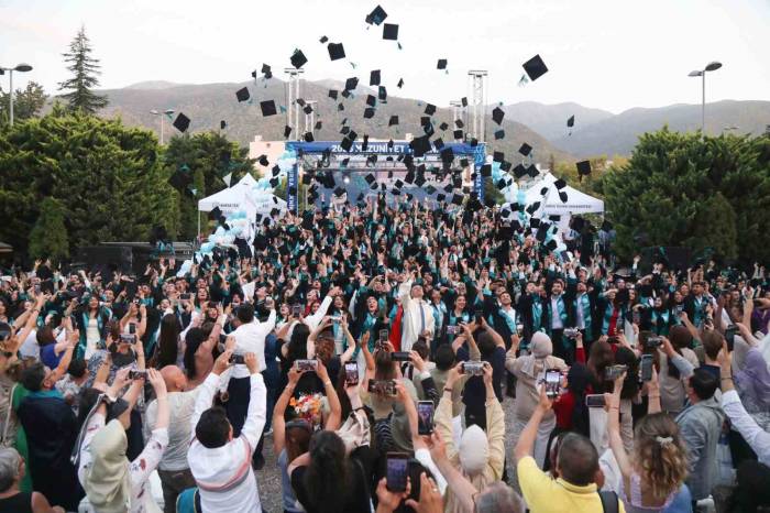 Btü’de Mezuniyet Sevinci Ve 15. Yıl Gururu Bir Arada