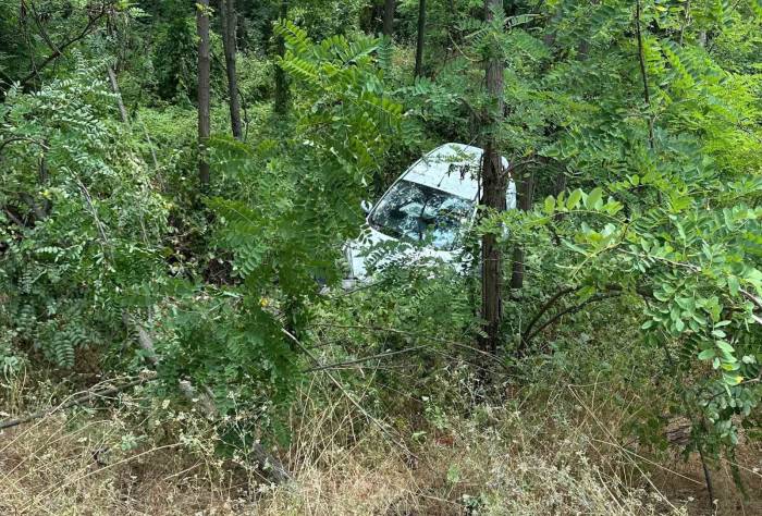 Bursa’da Kontrolden Çıkan Otomobil Şarampole Yuvarlandı