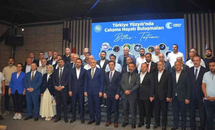 Bakan Işıkhan: "Bugün Geleceğe Umutla Yürüyoruz"