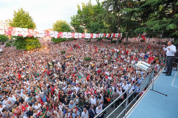 chp-genel-baskani-ozgur-ozel-millet-iradesine-sahip-cikiyor-mitingi-icin-trabzona-geldi-1-001.jpg