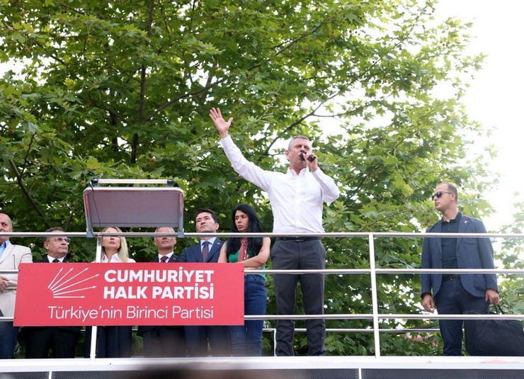chp-genel-baskani-ozgur-ozel-millet-iradesine-sahip-cikiyor-mitingi-icin-trabzona-geldi-10.jpg