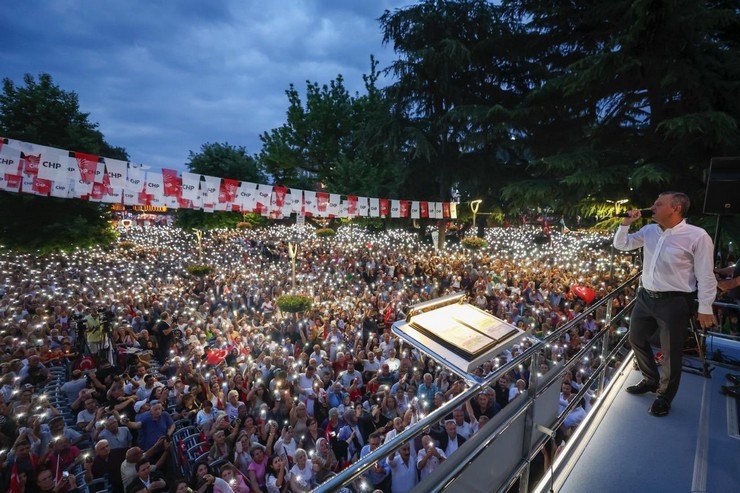 chp-genel-baskani-ozgur-ozel-millet-iradesine-sahip-cikiyor-mitingi-icin-trabzona-geldi-2-001.jpg