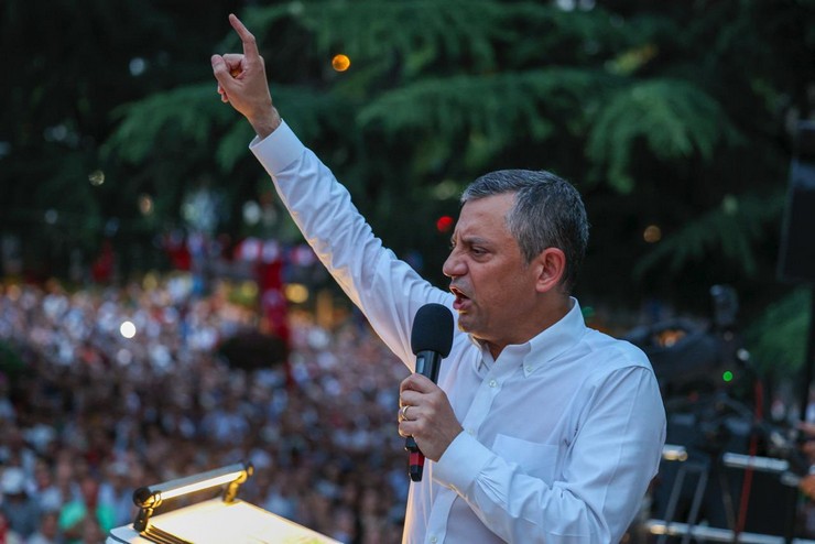chp-genel-baskani-ozgur-ozel-millet-iradesine-sahip-cikiyor-mitingi-icin-trabzona-geldi-3-001.jpg
